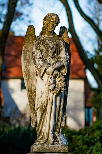 Estatua de un ángel en un cementerio alemán — Foto de Stock