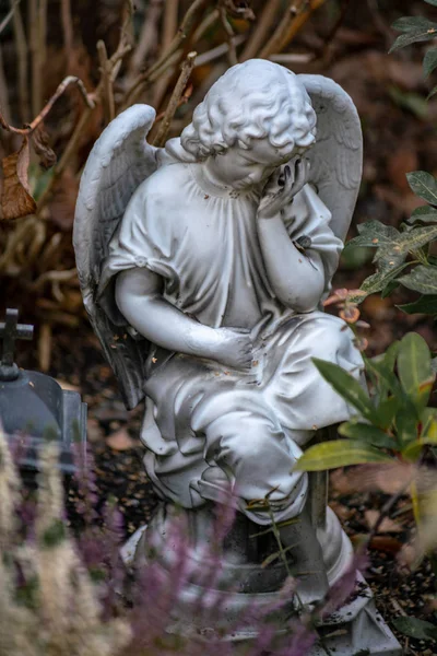 Statua di un angelo su un cimitero tedesco — Foto Stock