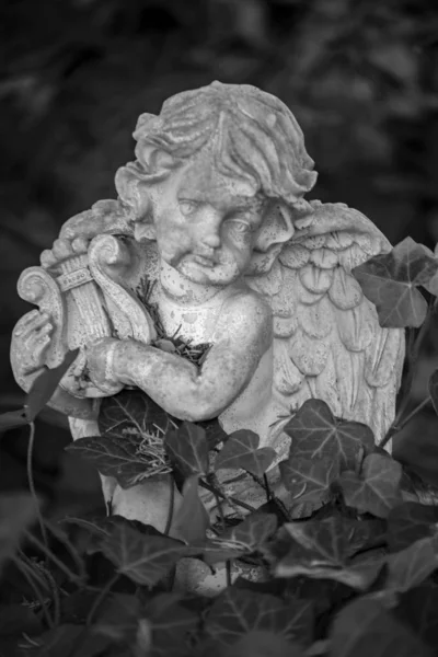 Friedhof Tegel, Berlín, Alemania 29 de noviembre de 2018: Estatua de un — Foto de Stock