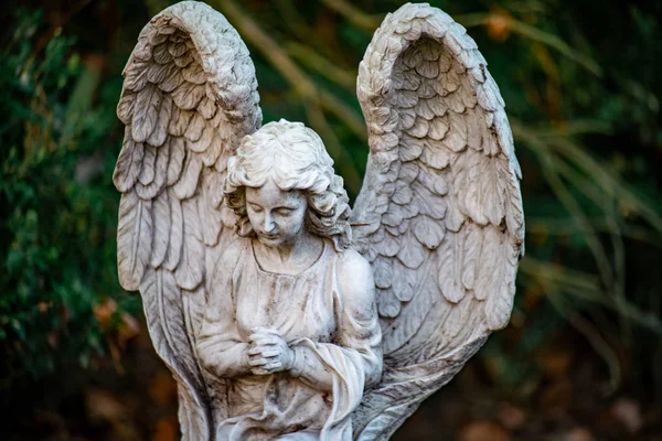 Estatua de un ángel en el cementerio Tegeler Fliess, Berlín, Germen — Foto de Stock