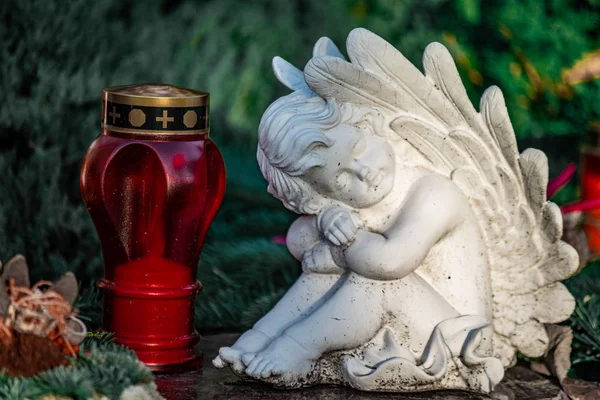 Estatua de un ángel en el cementerio Tegeler Fliess, Berlín, Germen — Foto de Stock