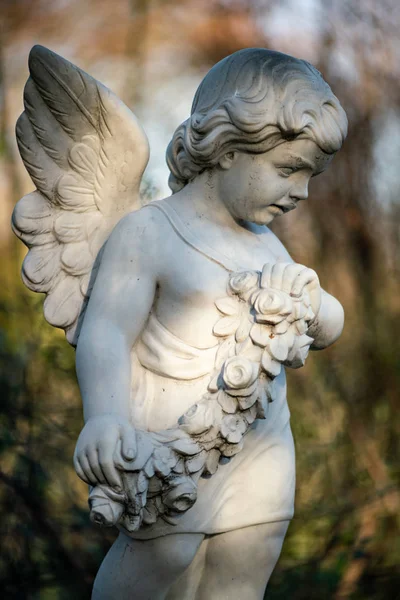 柏林Tegeler Fliess墓地上的天使雕像 — 图库照片