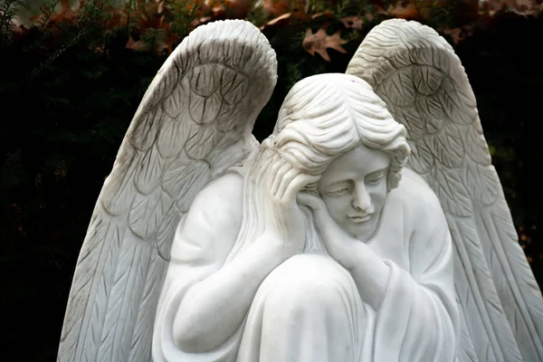 哀悼天使的雕像 — 图库照片