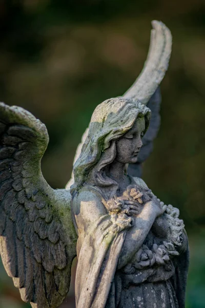 Estatua de un ángel de luto — Foto de Stock