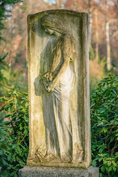 Estatua de una mujer de luto en un cementerio — Foto de Stock