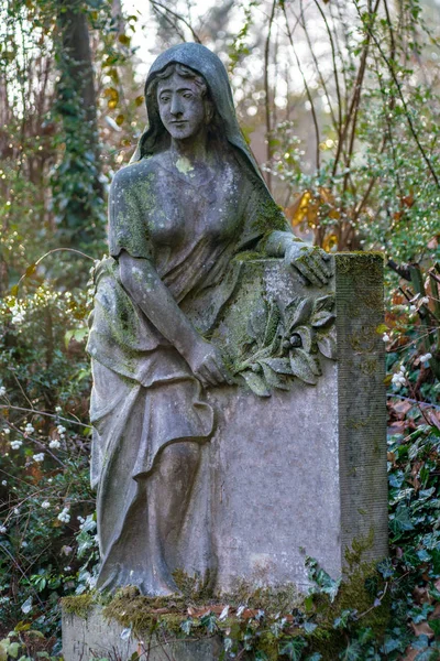 Статуя скорбящей женщины на кладбище — стоковое фото