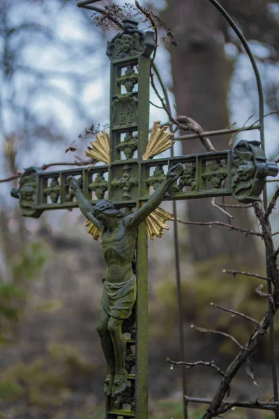 Antigua cruz de metal envejecido con la escultura de Jesús en un cementerio — Foto de Stock