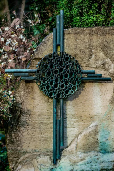 Vieille croix métallique altérée sur un cimetière — Photo