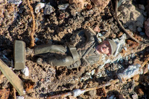 Verlassenes Spielzeug - eine Kinderspielzeugsoldaten-Figur als Mülleimer gefunden — Stockfoto