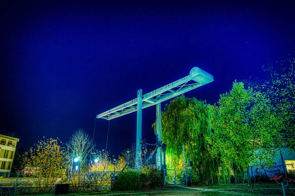 柏林泰格尔灯火通明的吊桥的夜景 — 图库照片