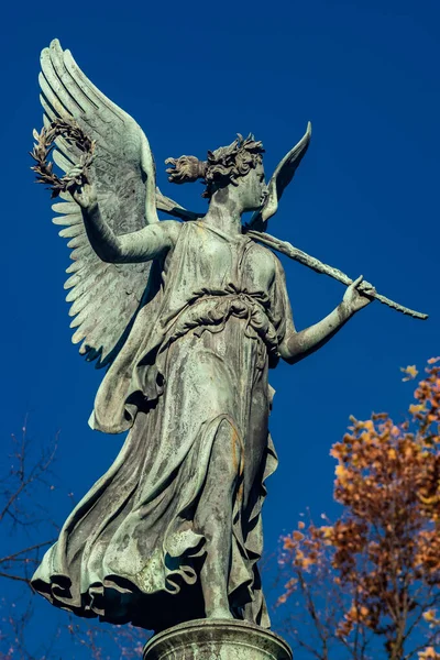 Charlottenburg Sarayı bahçesindeki bir melek heykeli.