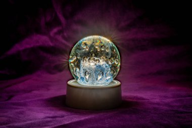 Aydınlatılmış kadife arka planlı kağıt ağırlığını kapat