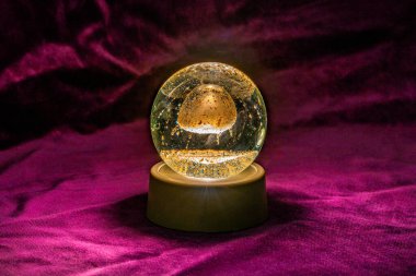 Aydınlatılmış kadife arka planlı kağıt ağırlığını kapat