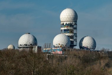 Grunewald, Berlin, Almanya - 18 Mart 2020: Teufelsberg manzaralı eski gözlem istasyonu güneyden kumhavuzu boyunca