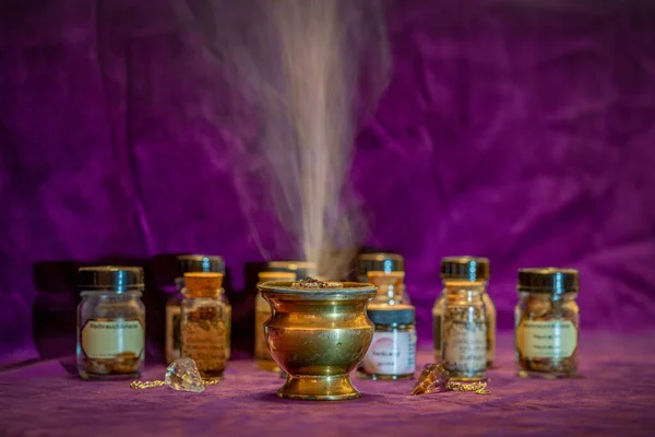 Fumée Sauge Blanche Brûlante Sur Brûleur Encens Avec Petites Bouteilles — Photo