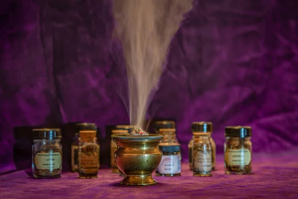 Humo Salvia Blanca Ardiente Quemador Incienso Con Más Botellas Pequeñas — Foto de Stock