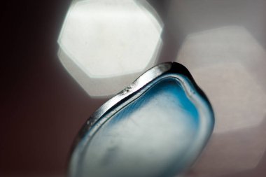 Bokeh arkaplana sahip bir kaşığın soyut ayrıntıları