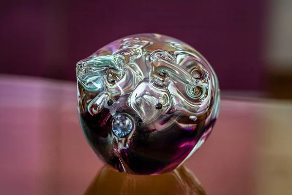 ガラス製の幸運豚 紫のガラスでスコットランドで吹き — ストック写真