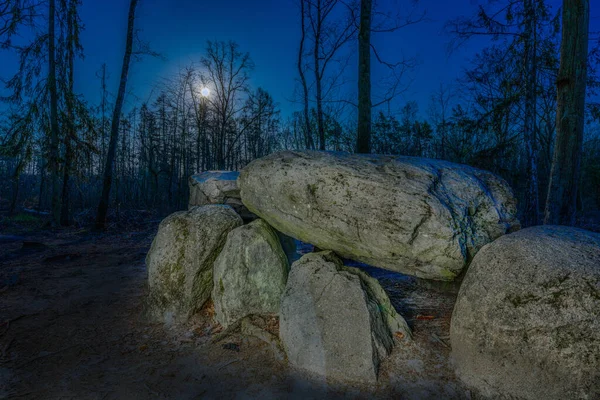 Tarih öncesi megalit dolmen Teufelskueche (şeytan mutfağı) Haldensleben yakınlarında gece dolunay ile