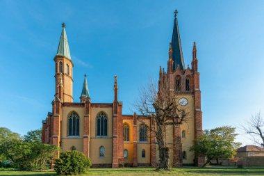 Neo-gotik Heilig-Geist Kilisesi Werder, Brandenburg, Almanya 'da altın akşam güneşinde