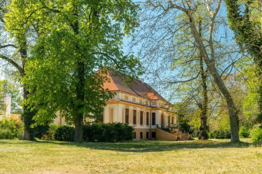 Caputh, Brandenburg, Almanya - 23 Nisan 2020: Parlak bir bahar gününde tarihi saray