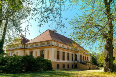 Caputh, Brandenburg, Almanya - 23 Nisan 2020: Parlak bir bahar gününde tarihi saray