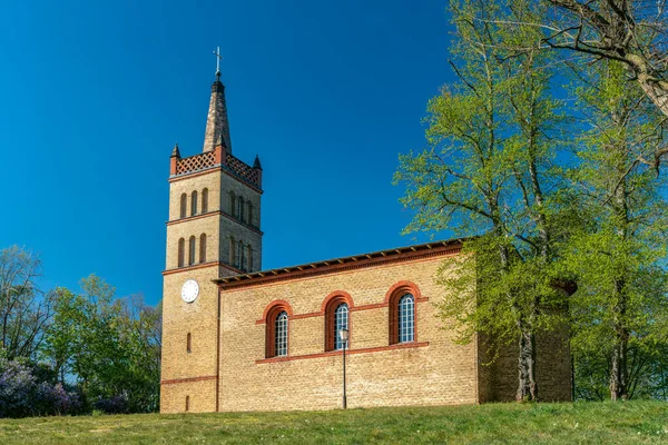 Petzow, Brandenburg, Almanya 'daki tarihi köy kilisesi güneşli bir bahar gününde