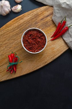 Acı biber soslu geleneksel makarna, arka planda harissa Tunus mutfağı, Arapça, Meksika mutfağı, adjika, Muhammara. metin için yer ile düşey yönelim