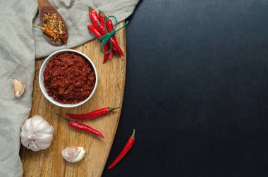 Acı biber soslu geleneksel makarna, arka planda harissa Tunus mutfağı, Arapça, Meksika mutfağı, adjika, Muhammara. metin için yer ile yatay yönelim