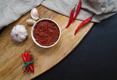 Acı biber soslu geleneksel makarna, arka planda harissa Tunus mutfağı, Arapça, Meksika mutfağı, adjika, Muhammara. metin için yer ile yatay yönelim