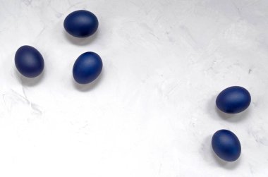 Modern moda klasik mavi paskalya yumurtaları orijinal rengin açık arka planda ve metin için bir yeri var. Düz çizgi. Metinler, reklamlar, harfler için boş