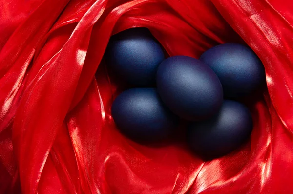 Класичні сині модні сучасні яйця в червоному шовковому гнізді з місцем для тексту — стокове фото