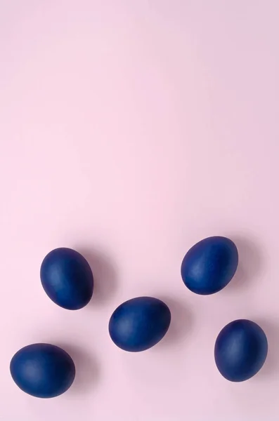 Великодня святкова романтична концепція. класичні блакитні великодні яйця на рожевому фоні внизу рамки з місцем для тексту або вашого малюнка — стокове фото