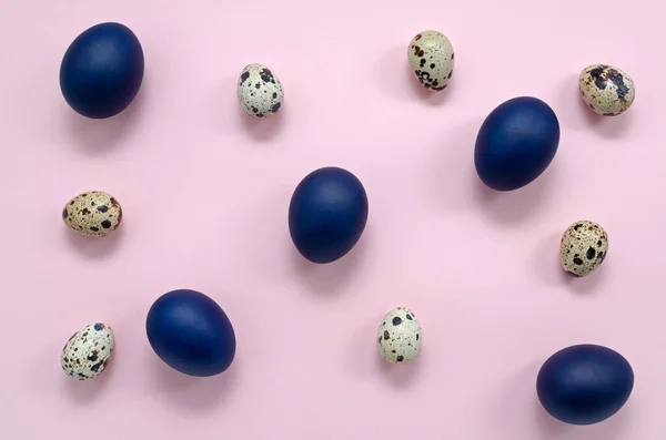 Класичні блакитні великодні яйця і перепелині яйця на рожевому фоні розташовані рівномірно по всій рамці. Великодня святкова романтична концепція . — стокове фото