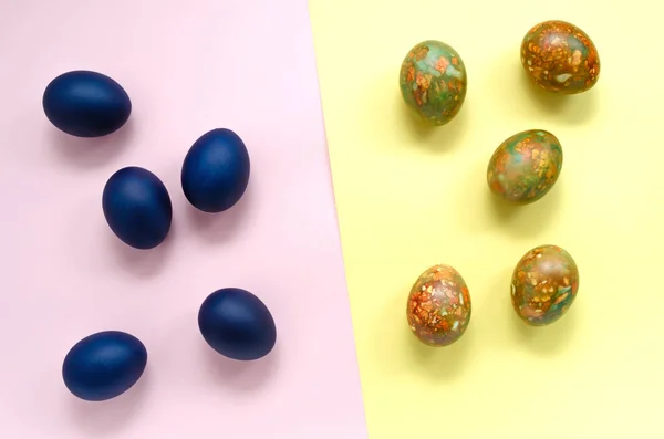 Концепція великодніх свят. класичні блакитні яйця на рожевому фоні на яскравому різнокольоровому тлі модні мармурові яйця на жовтому фоні — стокове фото