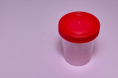 İdrar, kalla ve balgam testleri için plastik kap. Metnin için fotokopi alanı olan pembe arka planda evrensel. Sağlık ve Tıp Konsepti.