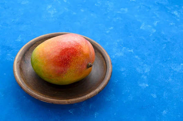 Appetizing Ripe Juicy Brazilian Mango Fruit Tropics Plate Blue Background — Stock Photo, Image