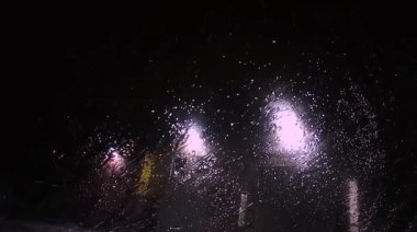 Pencereye odak arkaplanı olmayan yağmur damlacıkları.