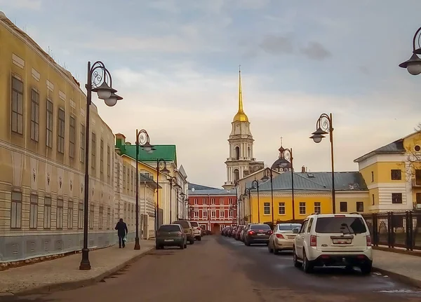 Rusya, Yaroslavl bölgesi, Rybinsk. Sonbaharda sokaklar evler, yollar ve katedrallerle dolu.