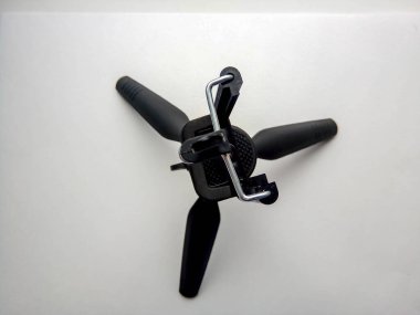 Beyaz arkaplan ile karın üzerinde duran tripod.