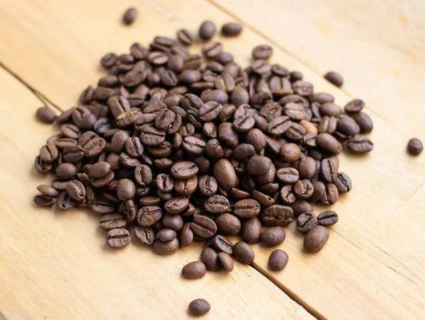 블랙 커피 곡물 배경 갈색 나무 테이블에 누워 — 스톡 사진