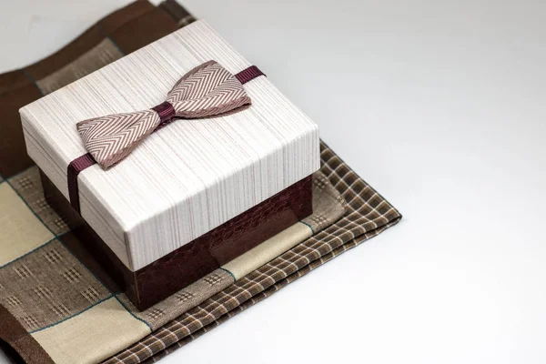 Коробка с наполняющим материалом внутри. Пустой натуральный ящик с декоративной соломой для счастливых подарков изолировать на белом фоне — стоковое фото