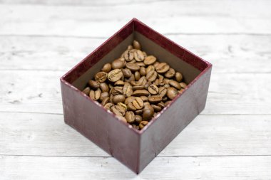 Kahveler ahşap arkaplan konseptinde.