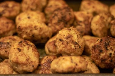 Rustik tarzı ahşap bir masa üzerinde yulaf ezmesi ile ev yapımı pirzola. Sağlıklı gıda.