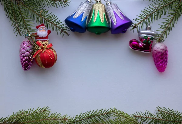 Παιχνίδι Άγιος Βασίλης και ένα παιχνίδι χριστουγεννιάτικο δέντρο σε λευκό φόντο.Χειμερινή σύνθεση.Χριστουγεννιάτικη σύνθεση.Χώρος για κείμενο. — Φωτογραφία Αρχείου