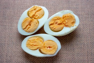 Haşlanmış yumurta kahverengi arka planda izole edilmiş. Paskalya.