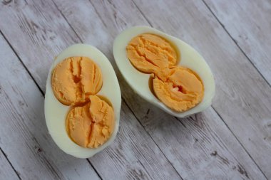 Haşlanmış yumurta, ahşap arka planda izole edilmiş.