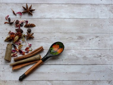 Ahşap masa üzerinde farklı bitkisel ve meyve kuru çaylar karışımı. Üst görünüm düz kopyalama alanı ile yatıyordu