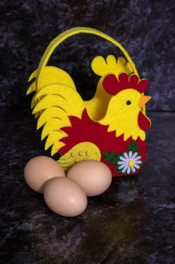 Organik tavuk yumurtalarının yakın çekimi ahşap masa ve arka plandaki yemek malzemelerinden biridir. Organik tavuk yumurtası yemek malzemeleri konsepti.