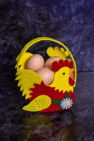 Пасхальные яйца в гнезде на деревенском деревянном фоне — стоковое фото